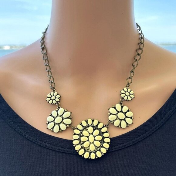 Flower Statement Necklace Antique Gold Tone Cream Enamel Adjustable Length - Picture 1 of 4